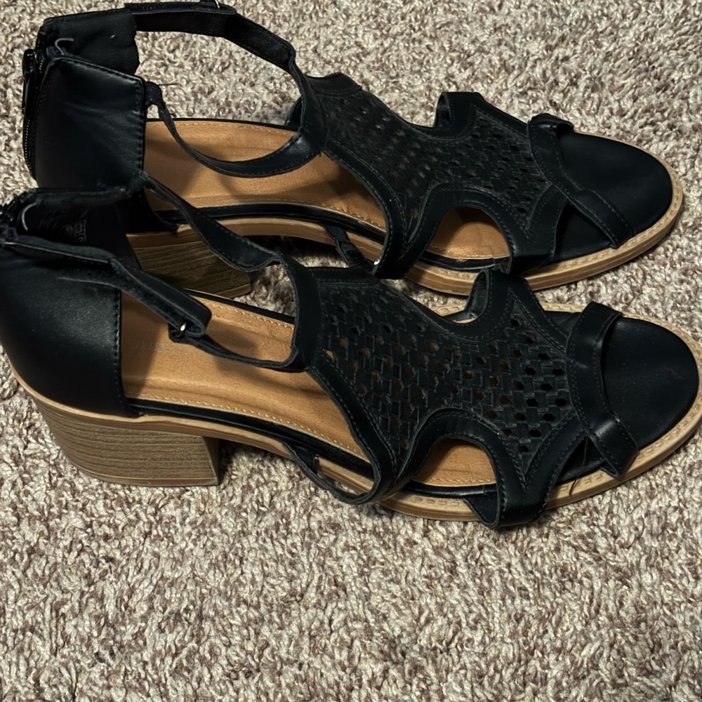 Cloud Walker sandal in black. Size 11 wide.
